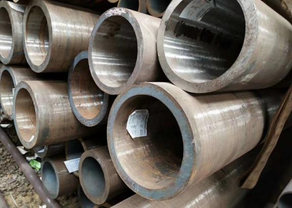 山東合金鋼管按照生產(chǎn)工藝可分為無(wú)縫合金鋼管和焊接合金鋼管